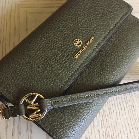 Michael Kors Olive Leather Phone Wristlet - Picture 6 of 13